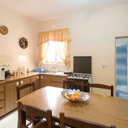 Airconditioned Central Two Bedroomed דירה