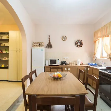 Lägenhet Airconditioned Central Two Bedroomed *