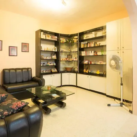 Airconditioned Central Two Bedroomed Lägenhet