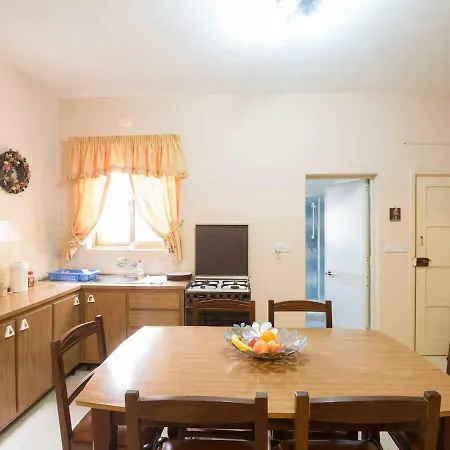 Airconditioned Central Two Bedroomed شقة *