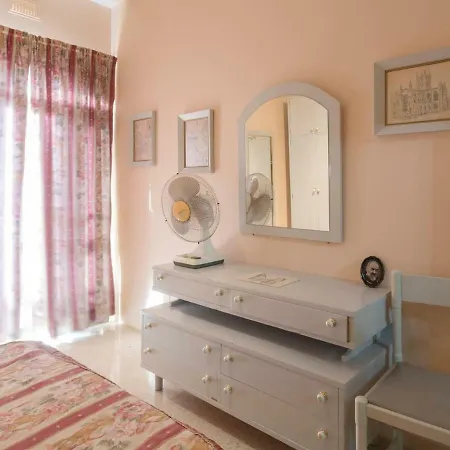 Airconditioned Central Two Bedroomed شقة