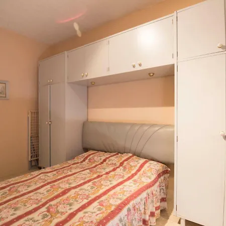 Airconditioned Central Two Bedroomed شقة